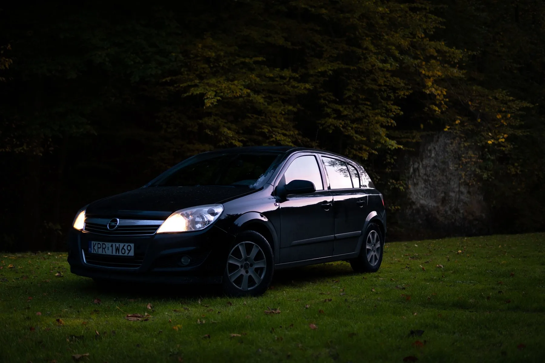 Naturalny detal związany z wynajmem samochodu, nowoczesny styl korporacyjny, bez logotypów. car rent in Kraków. Atmospheric dark light.